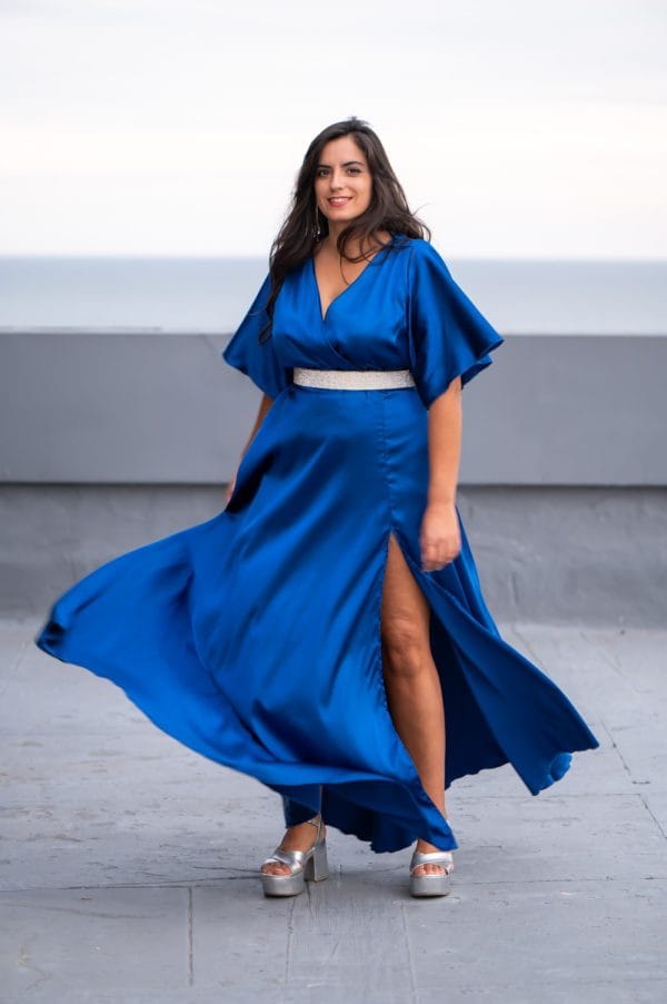 Vestido Largo en Satén con Escote Cruzado y Manga Corta. - Image 3