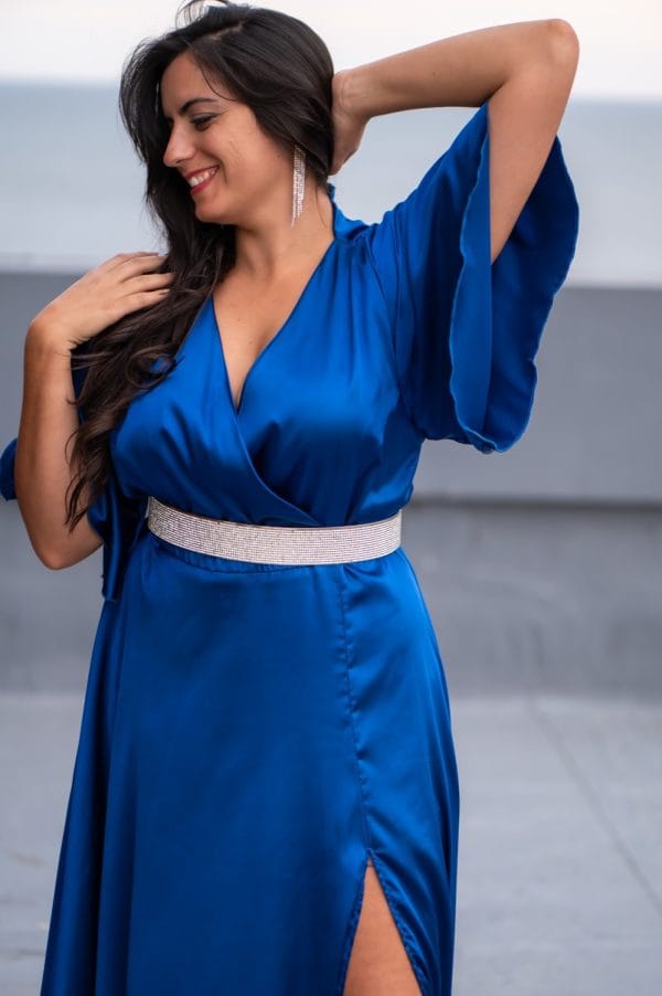 Vestido Largo en Satén con Escote Cruzado y Manga Corta. - Image 4